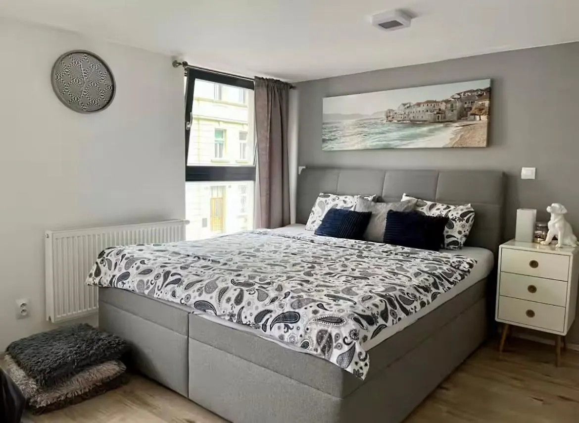 Romantic Apartment By The City Center Prague